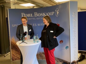 Marianne Boskamp und Schleswig-Holsteins Ministerpräsident Daniel Günther