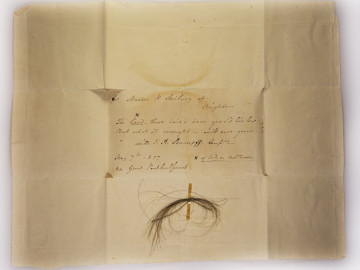 Beethovens Haarlocke, aus der das gesamte Genom sequenziert wurde, mit Inschrift des ehemaligen Besitzers Patrick Stirling.