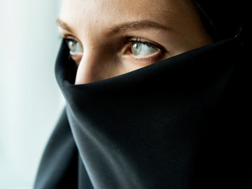 Porträt einer muslimische Frau mit Ganzkörperverschleierung