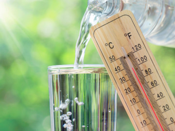 Wasserglas mit angelehntem Thermometer (38 Grad Celsius / 100 Grad Fahrenheit)