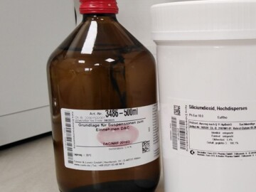 Grundlage für Suspensionen zum Einnehmen DAC in einer Braunglasflasche mit rotem Schraubverschluss