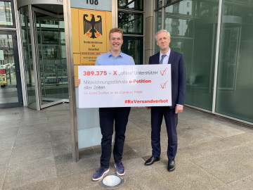 Benedikt Bühler bei der Übergabe mit Thomas Müller vom BMG