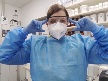 Sarah mit Schutzbrille im Labor.
