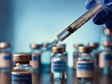 verschiedene Impf-Vials und eine Spritze