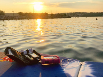 Insulin-Tasche im Sonnenuntergang am Wasser