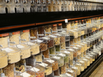 Unverpackt-Laden: Verschiedene Nüsse und Getreideprodukte