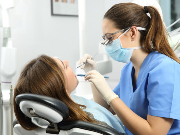Zahnärztin mit Patientin