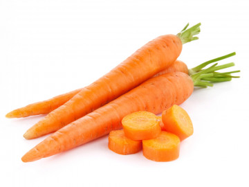 Drei Karotten und vier geschnittene Karottenstücke