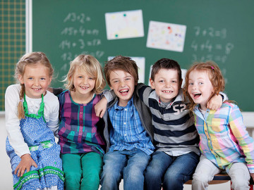 Grundschulkinder vor der Tafel