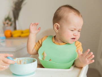 Kleinkind will Brei nicht essen