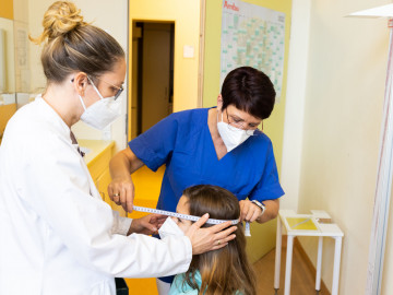 
Oberärztin Dr. Katja Palm bei der Untersuchung der 9-jährigen Kleinwuchspatientin Alina in der Universitätskinderklinik Magdeburg.
