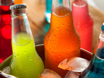 Drei gekühlte Flaschen mit Limonade 