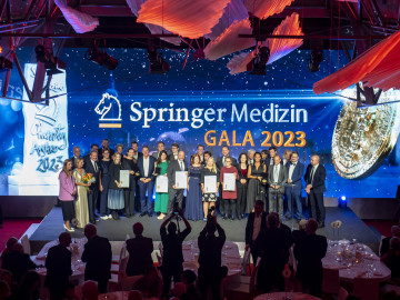 Die diesjährigen Preisträgerinnen und Preisträger des Galenus-von-Pergamon-Preises und des Springer Medizin Charity Awards gemeinsam auf der Bühne.