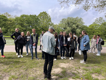 Schülerinnen und Schüler der PTA-Schule Münster auf Botanikexkursion am Dortmund-Ems-Kanal