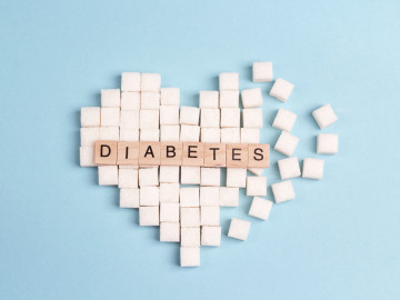 Herz aus Zuckerwürfeln mit Aufschrift Diabetes