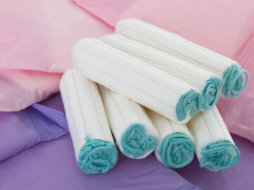 Tampons und verpackte Damenbinden
