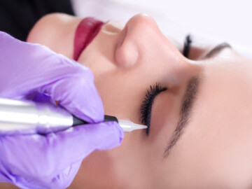 Eyeliner: Permanent Make-up wird aufs obere Augenlid aufgebracht.