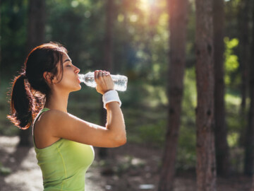 Frau trinkt Wasser