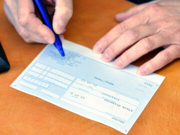 Arzt unterschreibt Privatrezept (blau)