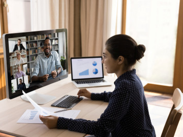 Junge Frau beim Videocall