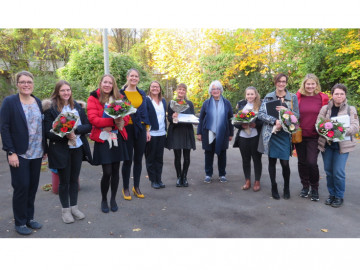 Gruppenbild der Preisträgerinnen (v.l.n.r.):  Katharina Rieder (Stellv. Leiterin PTA-Fachschule Niederrhein), Laura Rompf, Diana van Striphout, Silke Stütz (Vorstand PTA-Förderverein Nordrhein), Beate Olinga (Leiterin PTA-Schule Essen), Ronja Dickhaut,