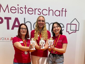 links auf Platz 2 Elena Leist, in der Mitte die
Deutsche PTA-Meisterin Vanessa Schrader und rechts auf Platz 3 Julia Ishikow.