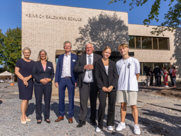 Vor der Heinrich Salzmann-Schule (v. l.): Bürgermeisterin Angela Stähler, Schulleiterin Annette Gausepohl, Thomas Rochell (AVWL-Vorstandsvorsitzender), NRW-Gesundheitsminister Karl-Josef Laumann sowie die Schüler Lisa Langner und Justin Paszkiet. 