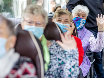 Seniorinnen mit Maske im Bus