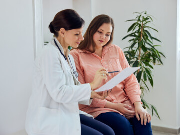 Ärztin erklärt übergewichtiger Patientin den Therapieplan