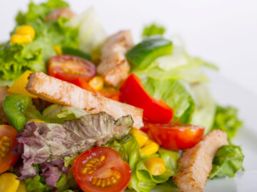 Salat mit Hähnchenstreifen, Tomaten und Mais