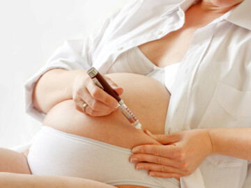 Schwangere verabreicht sich Insulin via Pen