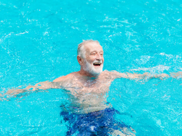 Fröhlicher Senior im Schwimmbad