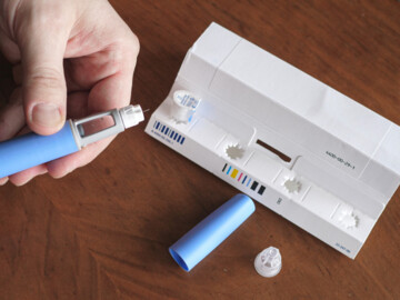 Blauer Pen für die Verabreichung von Semaglutid wird vorbereitet.