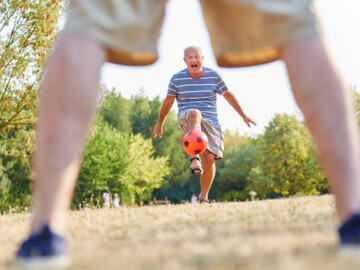 Zwei Senioren spielen Fußball
