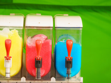 Slush-Eis-Bereiter in gelb, rot und blau