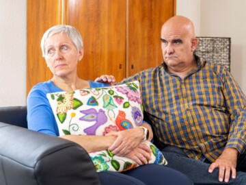 Mann und Frau sitzen auf einem Sofa