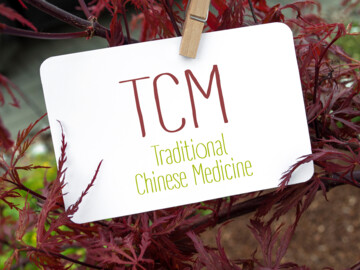 Schild mit der Aufschrift „TCM Traditional Chinese Medicine“