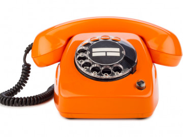 Orangefarbenes Telefon im Retrolook