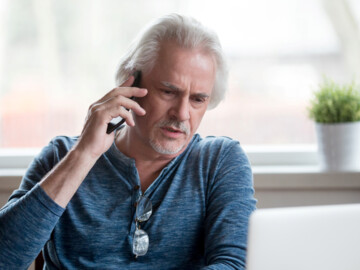 Mann telefoniert mit Handy