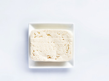 Stück Tofu in einer Schale 