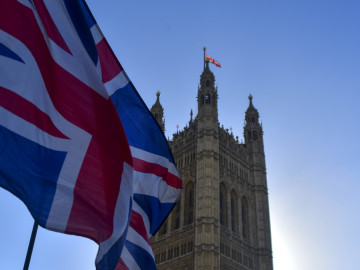 Flagge des Vereinigten Königreichs und Big Ben