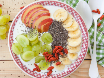 Smoothie Bowl mit frischem Obst und Chiasamen