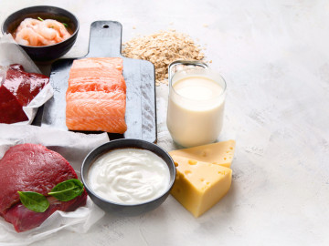 Vitamin B12-reiche Lebensmittel: Lachs, Fleisch, Milch und Milchprodukte