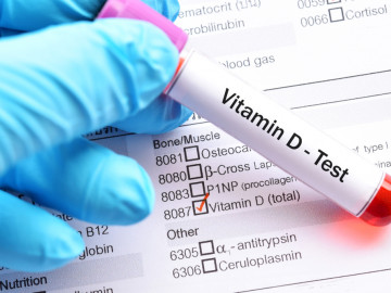 Blutprobe im Röhrchen mit Aufschrift Vitamin D