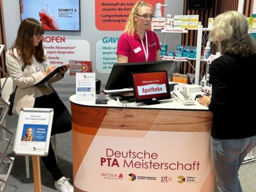 Die amtierende Deutsche PTA-Meisterin Vanessa Schrader während der Wettkämpfe 2024 in dem Modul Beratung. 