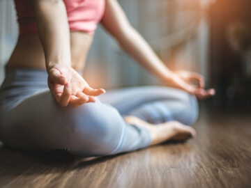 Frau macht Yoga