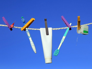 Zahnpflegeprodukte auf einer Wäscheleine