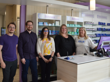 von links nach rechts: Apotheker Nico Schulz, Apotheker und HV-Teamleiter Markus Rother, PKA und Kosmetikerin Fereshteh Ramazani, PTA Donata Reinecke, Apothekerin Patricia Angebauer