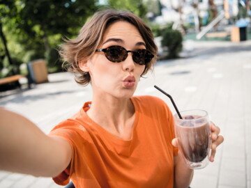 Frau mit Sonnenbrille und Getränk