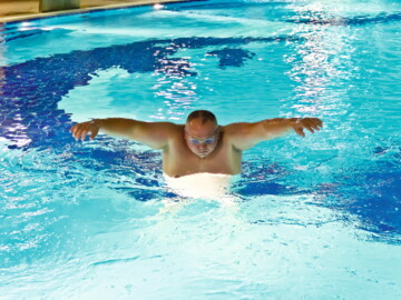 Übergewichtiger Schwimmer